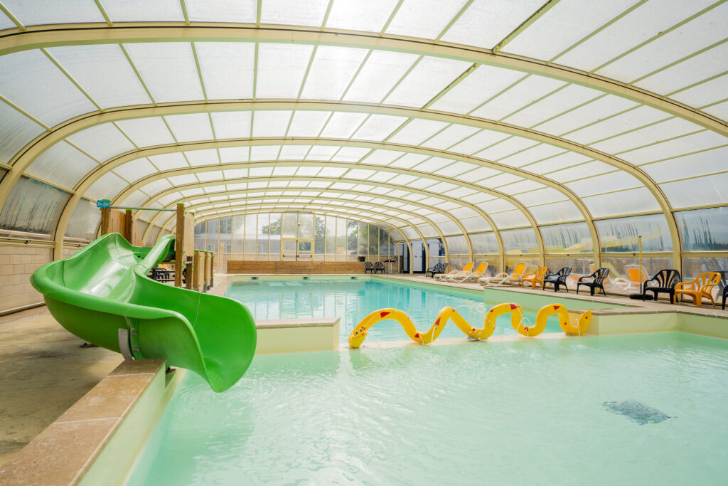Piscine couverte chauffée du camping Eldapi Vacances
