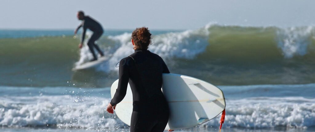 Surfeurs sur la Côte Sauvage près de Royan