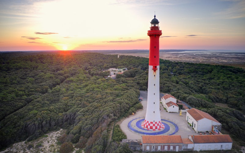 Coucher de soleil sur le phare de la Coubre