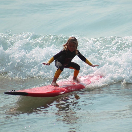 Enfant qui surfe à Royan