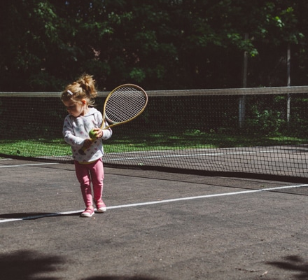 Enfant qui joue au tennis à Royan